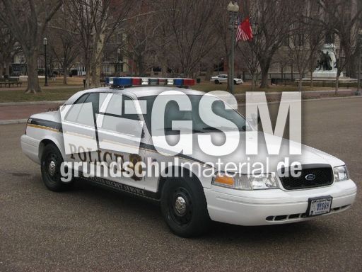 072 Polizeifahrzeug.JPG